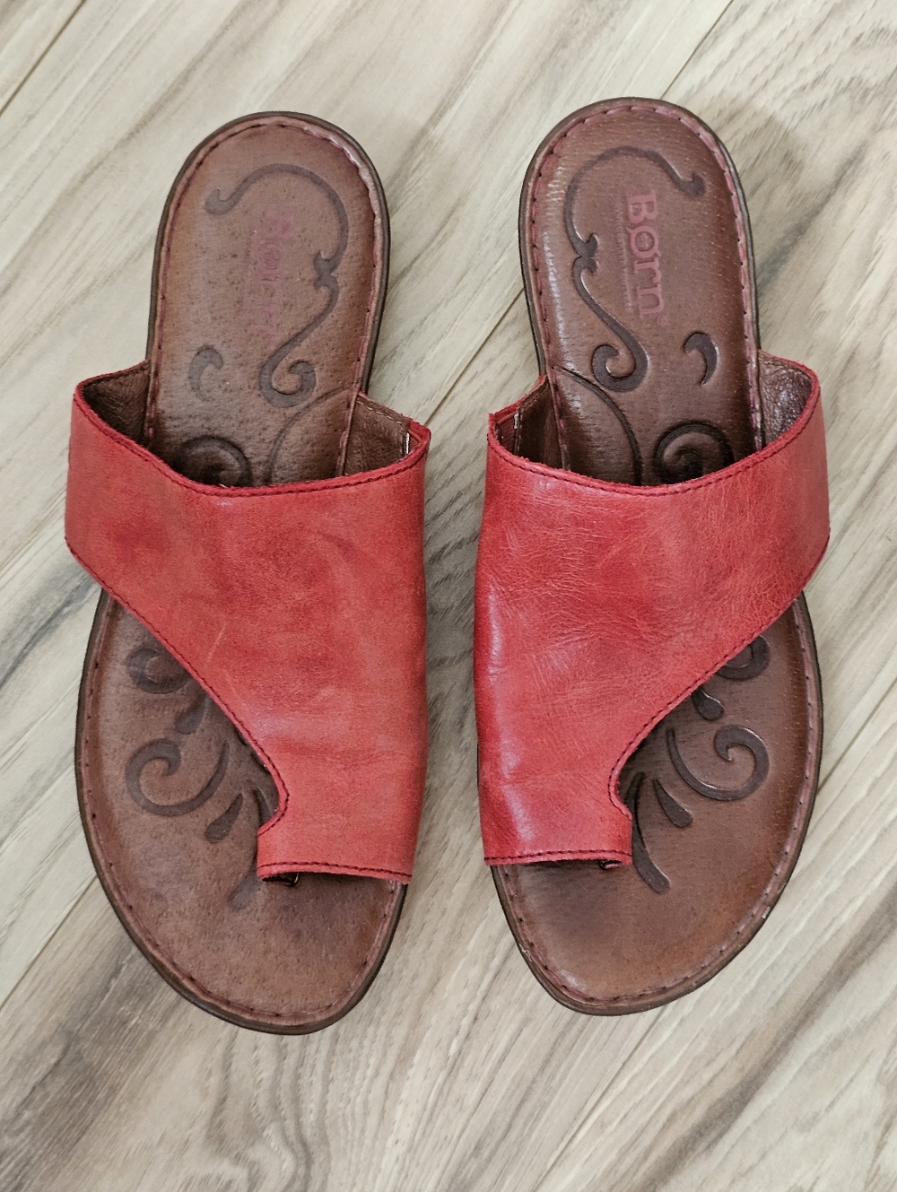 Born Inti Womens Slide Sandal in Red  Leather With Toe Loop  Size 8 M